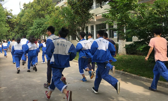 如何在篮球冬令营中加强体能训练?_0